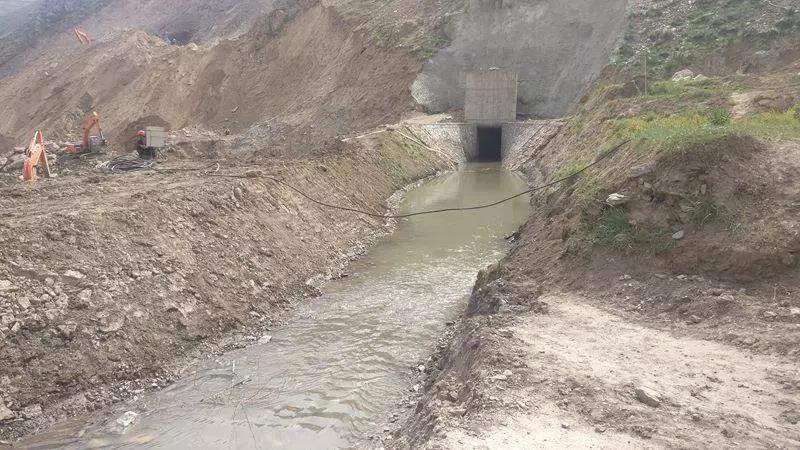 转自水利厅《松多水库工程导流洞分流成功》
